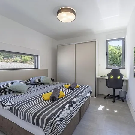 Villa Ambri In - Haus Fuer 4-5 Personen Trget
